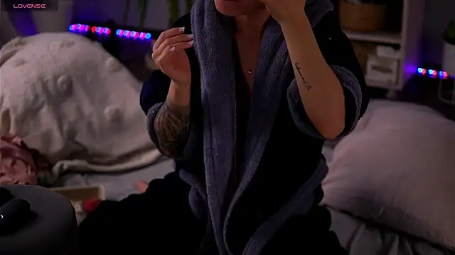 PureEllieX online show from 04.12.26