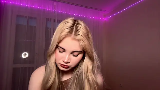 Snapshot of KarissaBoisse chatting on 11.21.25 KarissaBoisse online show from 11.21.25