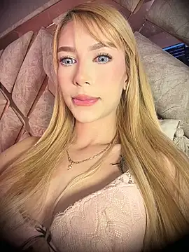 Snapshot of valeryfox__ chatting on 05.15.26 valeryfox online show from 05.15.26