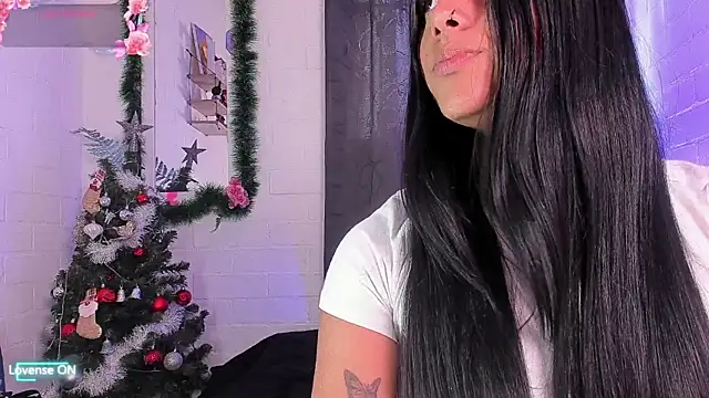 Snapshot of Cristal_dark chatting on 12.19.25 Cristal dark online show from 12.19.25