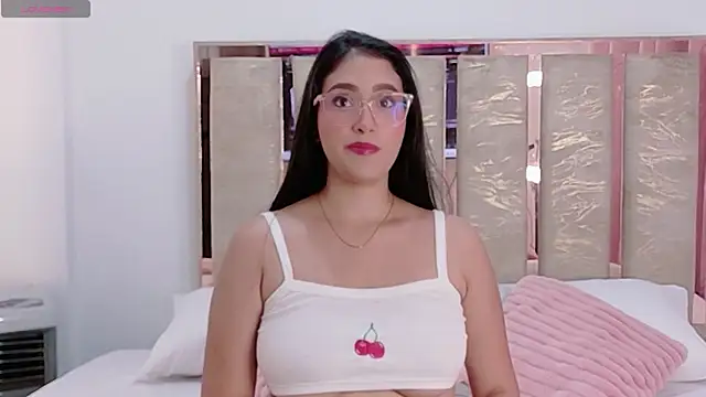 Snapshot of Isa_londonn21 chatting on 12.04.25 Isa londonn21 online show from 12.04.25