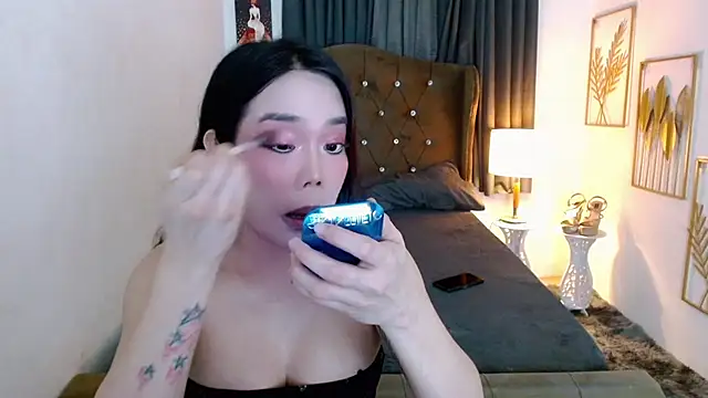 Snapshot of hollyyumiloove chatting on 07.17.26 hollyyumiloove online show from 07.17.26