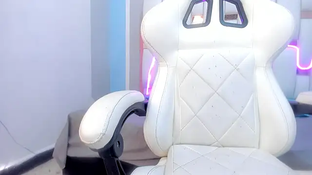 mask red girl online show from 02.05.26