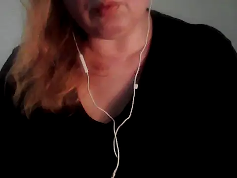 Snapshot of Empiria81 chatting on 11.26.25 Empiria81 online show from 11.26.25