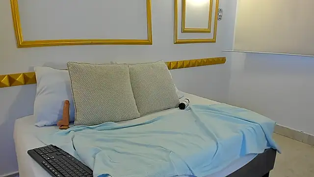 zully28  online show from 12.20.25