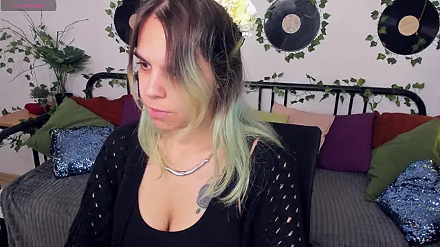 LiraBelle online show from 11.24.25