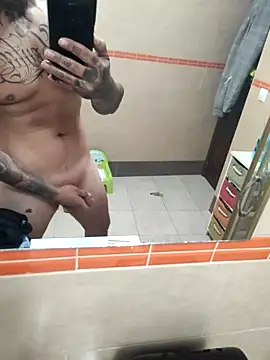 Snapshot of ParejaOcultaXX chatting on 12.15.25 ParejaOcultaXX online show from 12.15.25