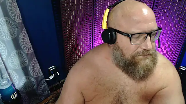 Snapshot of BigBearforCuddles chatting on 08.02.26 BigBearforCuddles online show from 08.02.26