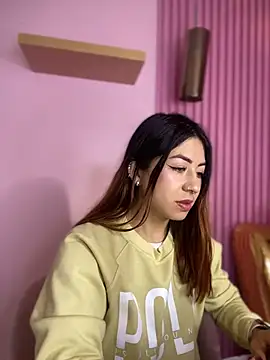 Snapshot of MaddieHunter chatting on 12.17.25 MaddieHunter online show from 12.17.25