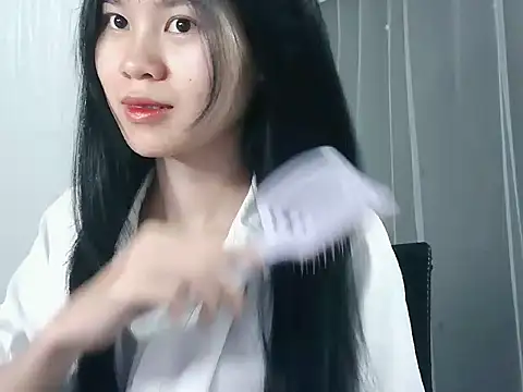 Snapshot of Nunaa18 chatting on 12.04.25 Nunaa18 online show from 12.04.25