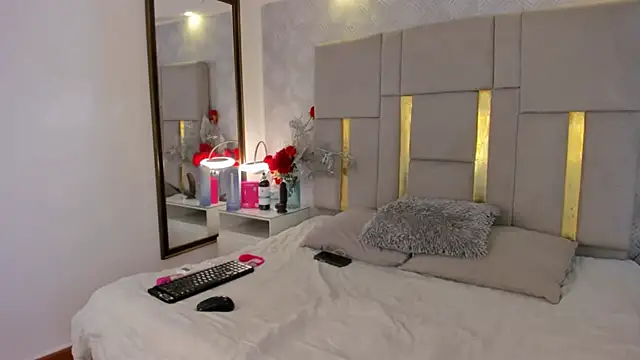 Snapshot of IsisBrown_ chatting on 02.21.26 IsisBrown online show from 02.21.26