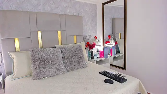 IsisBrown  online show from 04.14.26