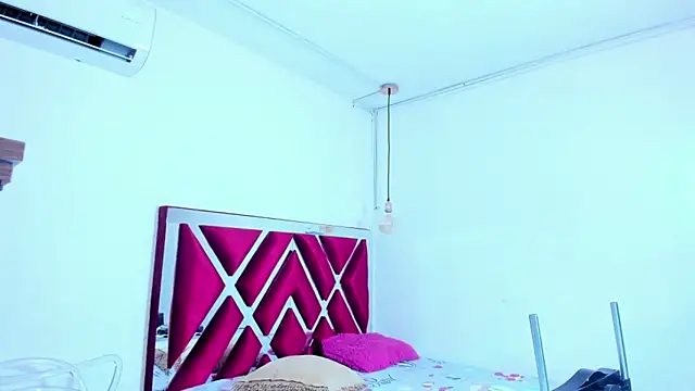 VALERIAQUEENTS   online show from 03.13.26