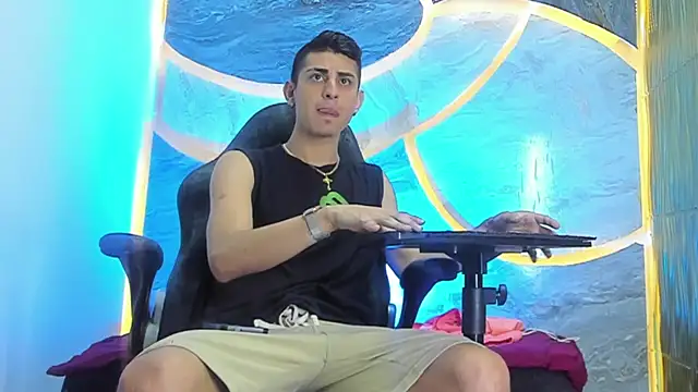 Snapshot of twink_scott_ chatting on 03.02.26 twink scott online show from 03.02.26