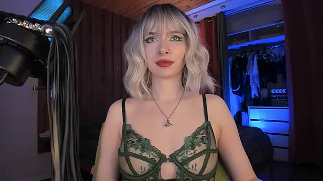Snapshot of Mistress_Iris chatting on 01.09.26 Mistress Iris online show from 01.09.26