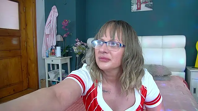 Snapshot of Cougar_Milff chatting on 04.19.26 Cougar Milff online show from 04.19.26