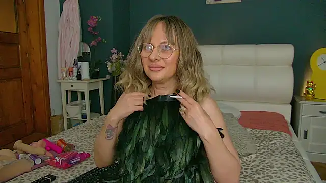 Snapshot of Cougar_Milff chatting on 05.27.26 Cougar Milff online show from 05.27.26