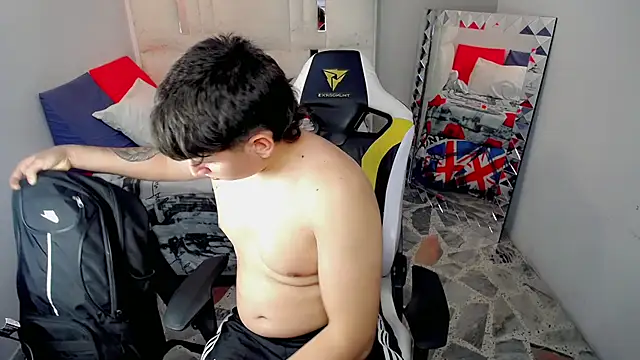 Snapshot of d_moneyy_ chatting on 12.14.25 d moneyy online show from 12.14.25