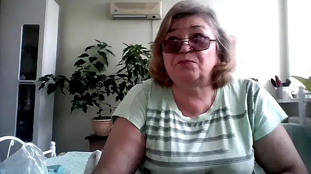 Snapshot of rekelme chatting on 02.25.25 rekelme online show from 02.25.25