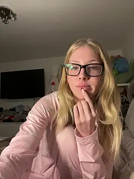 RosieLovexoxx online show from 12.16.25