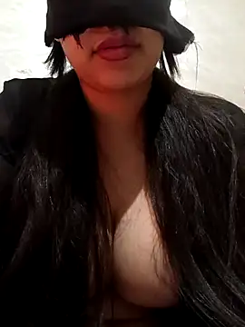 Snapshot of Amou-na chatting on 11.30.25 Amou-na online show from 11.30.25