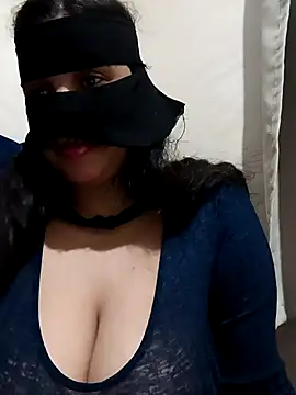 Snapshot of Amou-na chatting on 12.02.25 Amou-na online show from 12.02.25