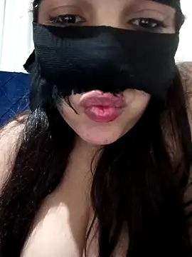 Snapshot of Amou-na chatting on 12.22.25 Amou-na online show from 12.22.25