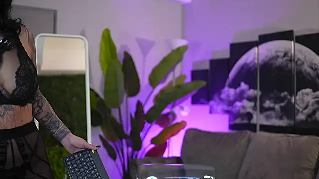 Ivy Trix online show from 04.04.26