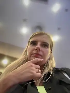 Snapshot of Betsy chatting on 02.01.25 Betsy online show from 02.01.25