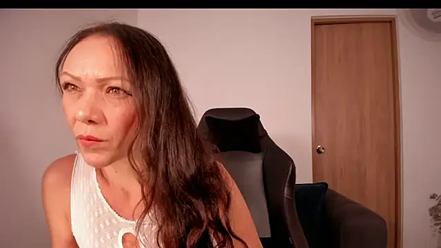 Snapshot of Cleoember_ chatting on 12.18.25 Cleoember online show from 12.18.25