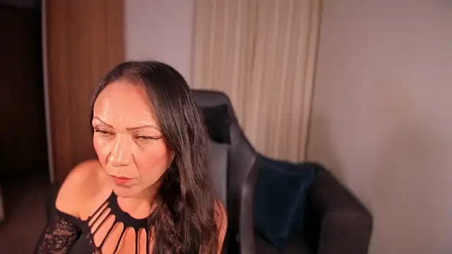 Snapshot of Cleoember_ chatting on 01.08.26 Cleoember online show from 01.08.26