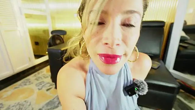 Snapshot of Allice_mommy chatting on 12.22.25 Allice mommy online show from 12.22.25