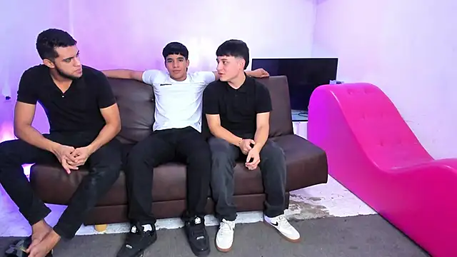 HotThreesoome online show from 02.25.26