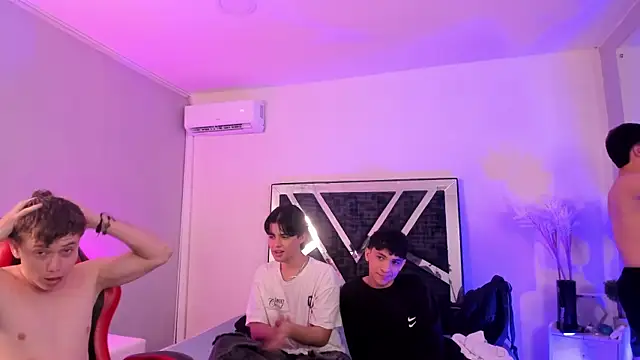 HotThreesoome online show from 04.15.26