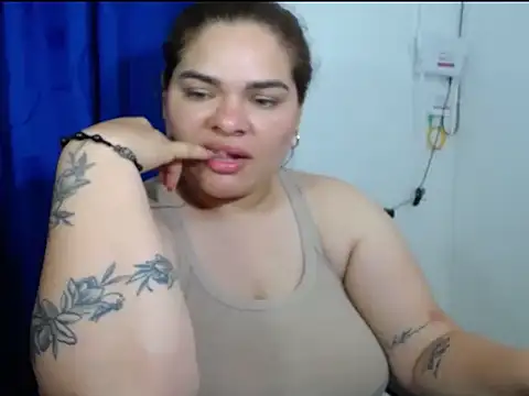 Snapshot of NinaFuentes2X chatting on 06.11.26 NinaFuentes2X online show from 06.11.26