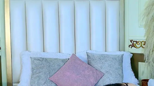 Snapshot of NinnaPiers chatting on 02.25.26 NinnaPiers online show from 02.25.26