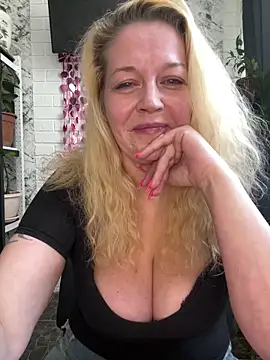 Snapshot of JenniferCarmen chatting on 02.16.26 JenniferCarmen online show from 02.16.26