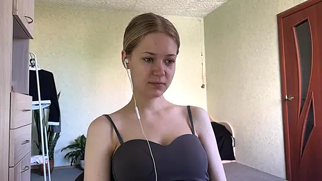 Snapshot of ZaidaSchwarten chatting on 05.24.26 ZaidaSchwarten online show from 05.24.26