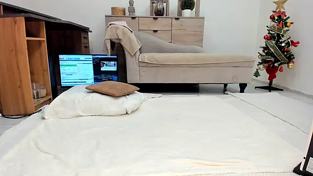 classy medea online show from 12.17.25