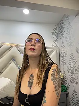 Annyhathatway online show from 03.27.26