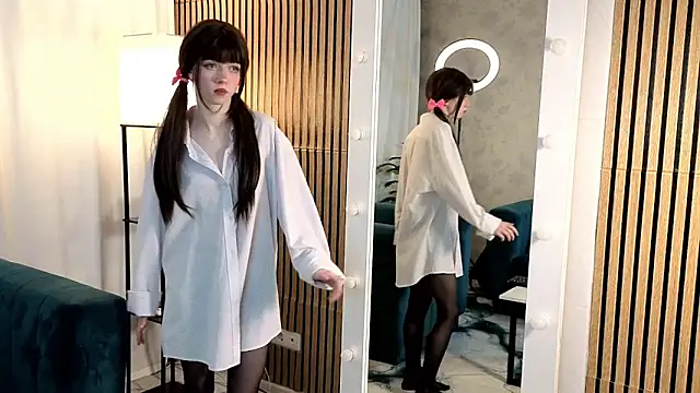 Snapshot of ViollaBloom chatting on 02.15.26 ViollaBloom online show from 02.15.26