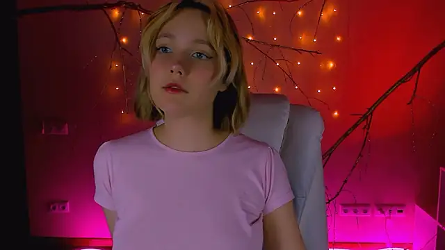 Snapshot of madeline_doll chatting on 02.22.26 madeline doll online show from 02.22.26