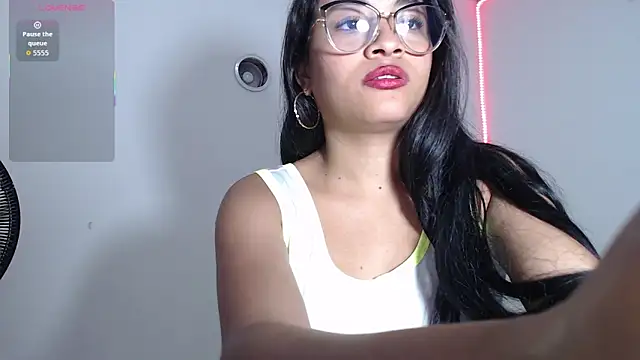 Snapshot of DAFNNEE_HOT chatting on 12.19.25 DAFNNEE HOT online show from 12.19.25