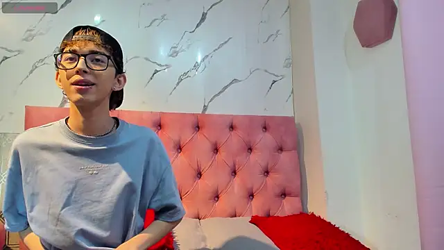 Snapshot of double_temptation2 chatting on 12.19.25 double temptation2 online show from 12.19.25