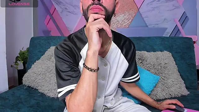 Snapshot of arcangel_harris chatting on 12.19.25 arcangel harris online show from 12.19.25