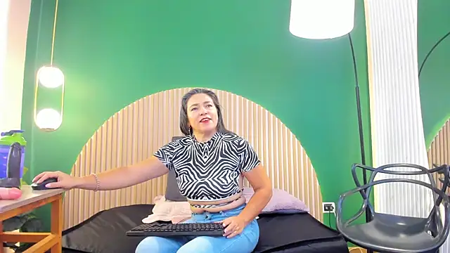 Snapshot of dahianeconnor chatting on 02.10.26 dahianeconnor online show from 02.10.26