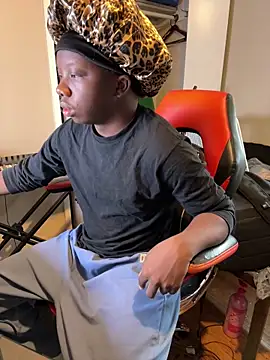 Snapshot of YourLittleBoyfriend chatting on 01.06.26 YourLittleBoyfriend online show from 01.06.26