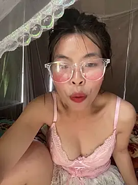 Snapshot of lux-su chatting on 05.18.26 lux-su online show from 05.18.26