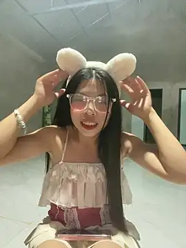 Snapshot of lux-su chatting on 05.19.26 lux-su online show from 05.19.26