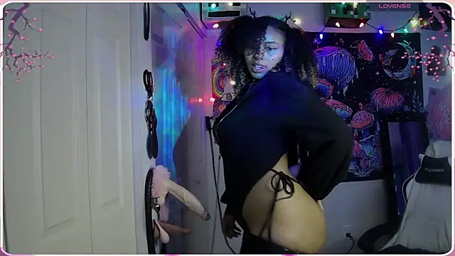 Snapshot of HonneyBunnyXO chatting on 06.12.26 HonneyBunnyXO online show from 06.12.26